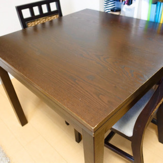 IKEA伸縮式テーブル(2人〜6人掛け)