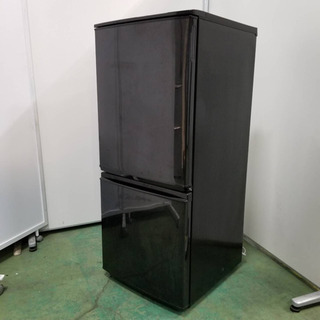 ☆送料無料地域有☆イケてるブラック☆美品です☆シャープ 137L