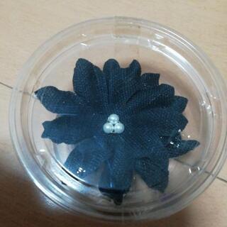 花のコサージュ　黒