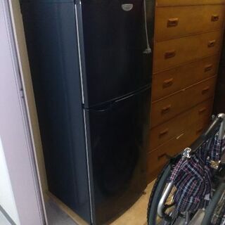 小型冷凍冷蔵庫です。１人暮らしにピッタリ!