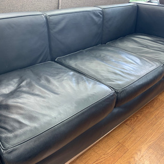 3人掛けられる黒いちょこっと大きめのソファです!