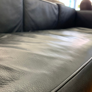 3人掛けられる黒いちょこっと大きめのソファです!