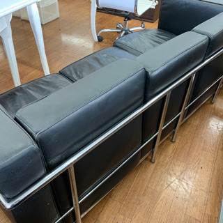 3人掛けられる黒いちょこっと大きめのソファです!