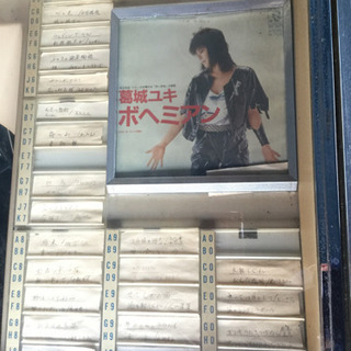 中古　ジュークボックス　シングルレコード　 　幅84.3　　奥行65.3　　高さ129　 （ｃｍ）　津上　ジャンク品