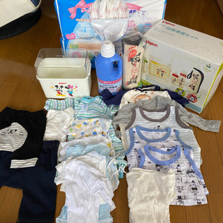新生児のオムツ、服、消毒液、消毒ケース、哺乳瓶ケース