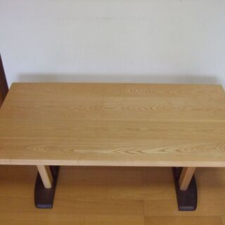 未使用の木製テーブルです。