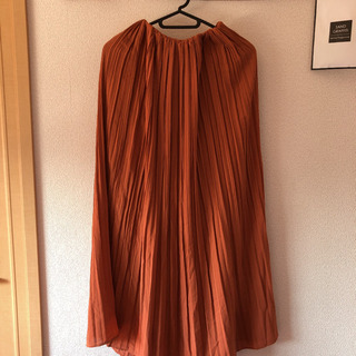 オレンジ色のロングスカート