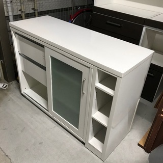 エナメル塗装の白いキッチンボード
