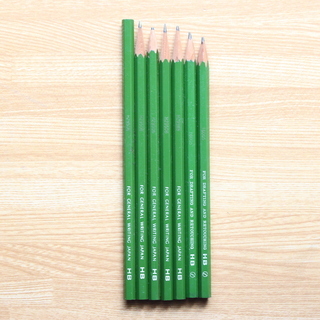 HBの鉛筆(７本; うち６本は使いかけ)