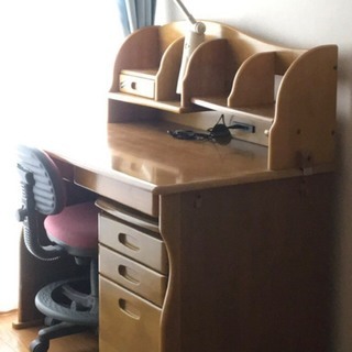 学習机と椅子。（取りに来てくださる方に差し上げます）