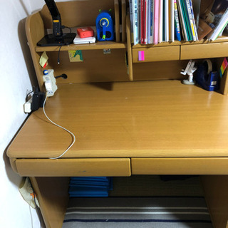 ニトリの学習机と大塚家具の椅子