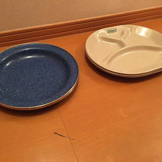 ホーロー皿とColemanのプラスチック皿