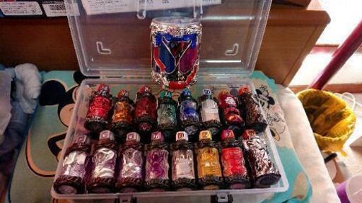 美品の仮面ライダービルドの変身ベルトとホルダーとボトルのセットです！