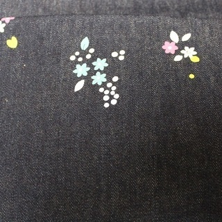 綿100％デニム生地　巾145ｃｍ長さ3ｍ　可愛い花柄　濃紺