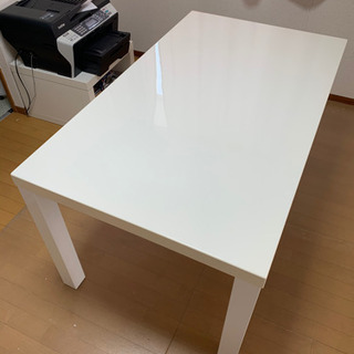 ニトリの白いダイニングテーブル