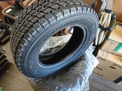 ワンシーズン使用 スタッドレス1台分 265/60-18