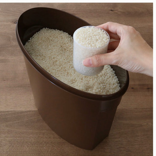 スリムな米びつ　5kgのお米が袋ごと入ります