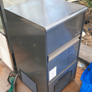 氷をガンガン作れる、製氷機♪