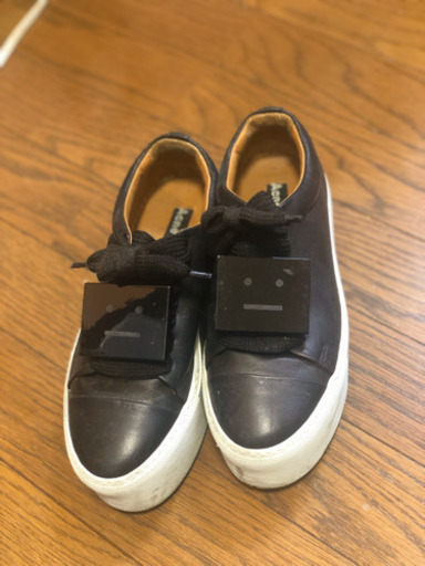 Acne Studiosのフェイスプレート付きスニーカー