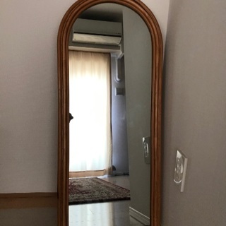 縁が籐製の鏡