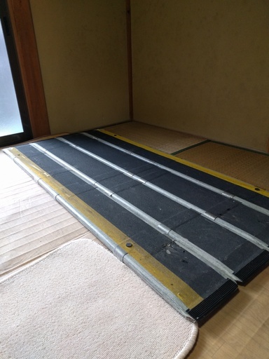折りたたみスロープです。少し傷あり、広げた状態で長さ165㎝,幅75cmです。