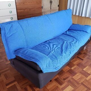 ブルーのソファーベッド
