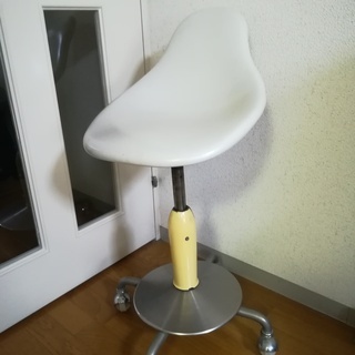 昔、外国の歯医者で使用されてたらしい椅子