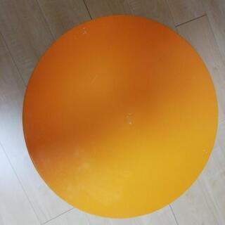 オレンジ　丸テーブル