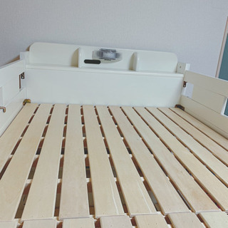 白い二段ベッド