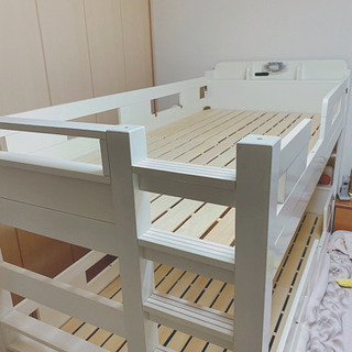白い二段ベッド