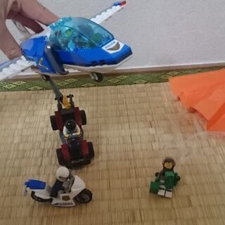 (’-’*)レゴブロック パラシュート付き ポリス飛行機