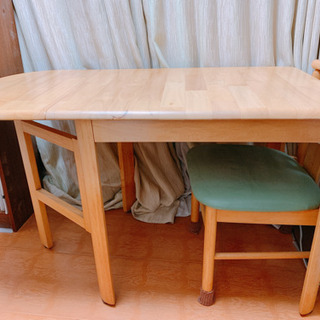 ダイニングテーブルとイス2脚のセット、テーブルは大きさを変えられます
