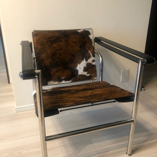 オシャレなアクセント椅子(牛の皮・スイスデザイン)