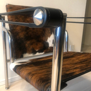 オシャレなアクセント椅子(牛の皮・スイスデザイン)