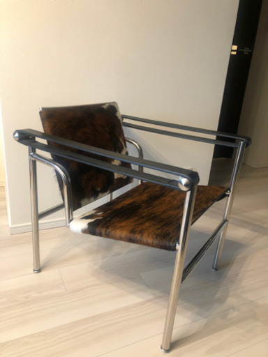 オシャレなアクセント椅子(牛の皮・スイスデザイン)