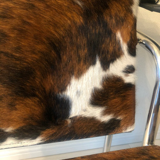 オシャレなアクセント椅子(牛の皮・スイスデザイン)