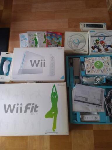 Wii本体とソフト+付属品/Wiiフィット本体とソフトセット