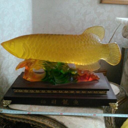 アジアアロワナの置物　台付き　金\n大きさ約42cm