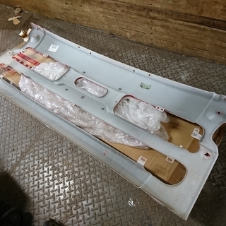 日産UD　フロントバンパー　-カリモク60ソファ