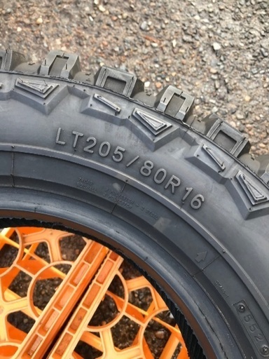 エンジンが逝き、リフトアップしようしてましたが、ボディも穴が空きタイヤを持ってても❗️ エンジンが逝き、リフトアップしようしてましたが、ボディも穴が空き