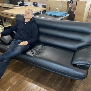 ソファ ブラックソファー 座面落ち込み 通常69800円ヲ8800円で販売します。