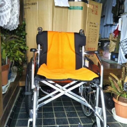 アルミ車椅子（大きめ）ノーパンクタイヤ（自走式＆介助式）折りたたみ幅25Cm程度（アルコール清掃済）座り代、幅45cm（肘掛け内寸）奥行40Cm