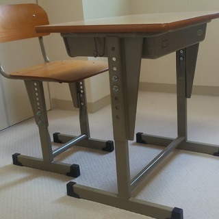 小学校の机と椅子のセットx4