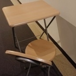 コンパクトな机と椅子