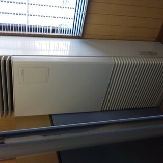 業務用冷暖房共用エアコン（東芝製）32畳用20000円。引き取り限定。
