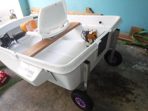 2馬力エンジン(免許不要)2人乗りボート、魚群探知機