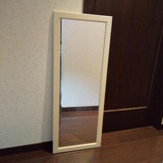 白い縁の鏡 