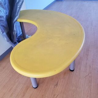 テーブル黄色