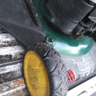 馬力ある後輪自走式芝刈り機6.5馬力サイド排出！