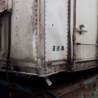 訳ありアルミニウム構造4トン車小型冷蔵箱で左右4枚スライドドアの